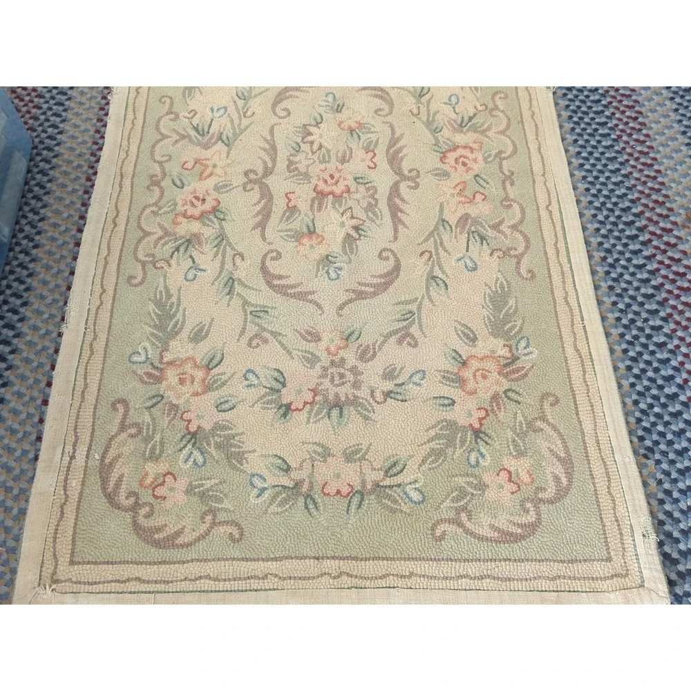 Vintage Hooked Rug, Good Condition,‎ Pretty Floral Design 35